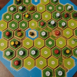 Catan-Spielbrett mit Ressourcen und Spielsteinen